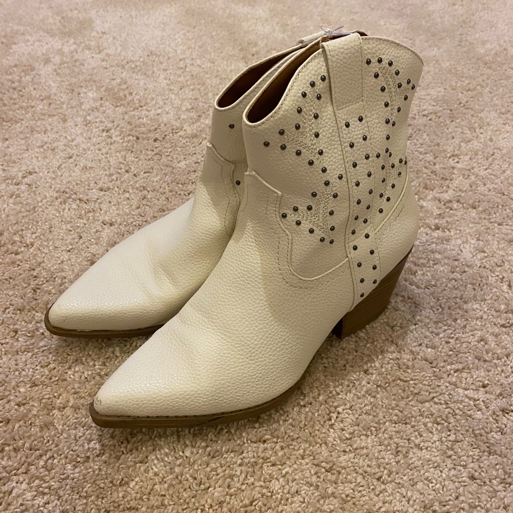 Women’s Western Twyla White Cowboy Boots Universal Thread by Target - Soles Worn